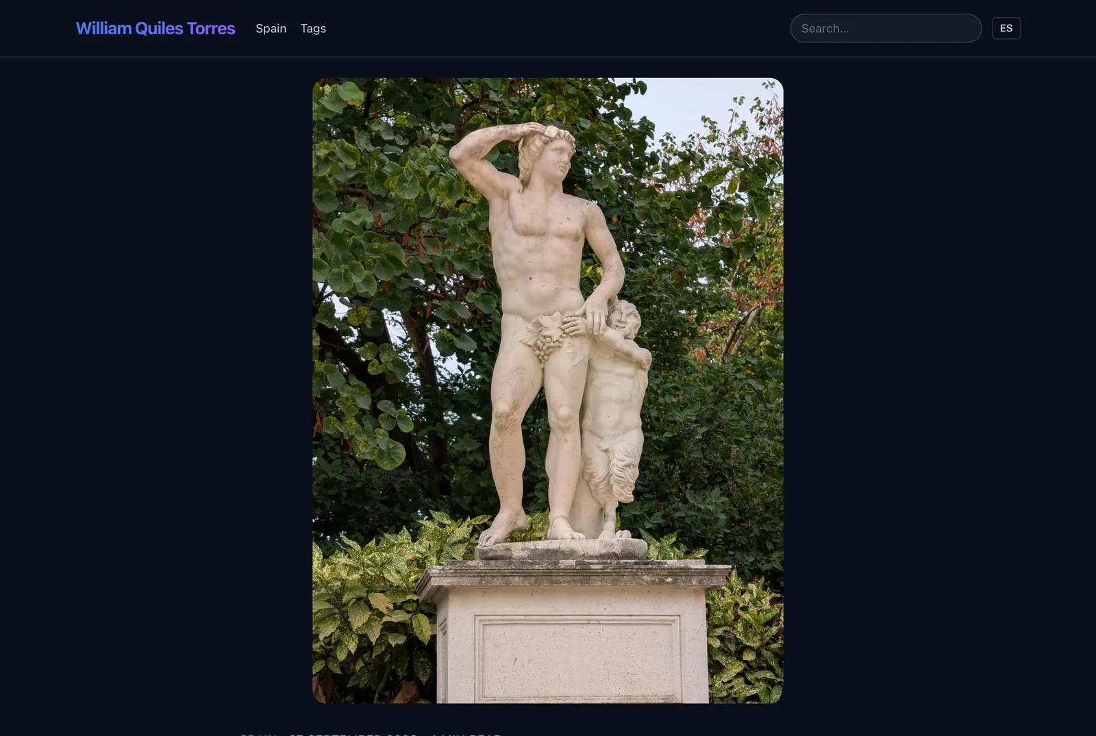 Parte superior del post publicado de Jardín El Capricho con una estatua de mármol como foto de portada